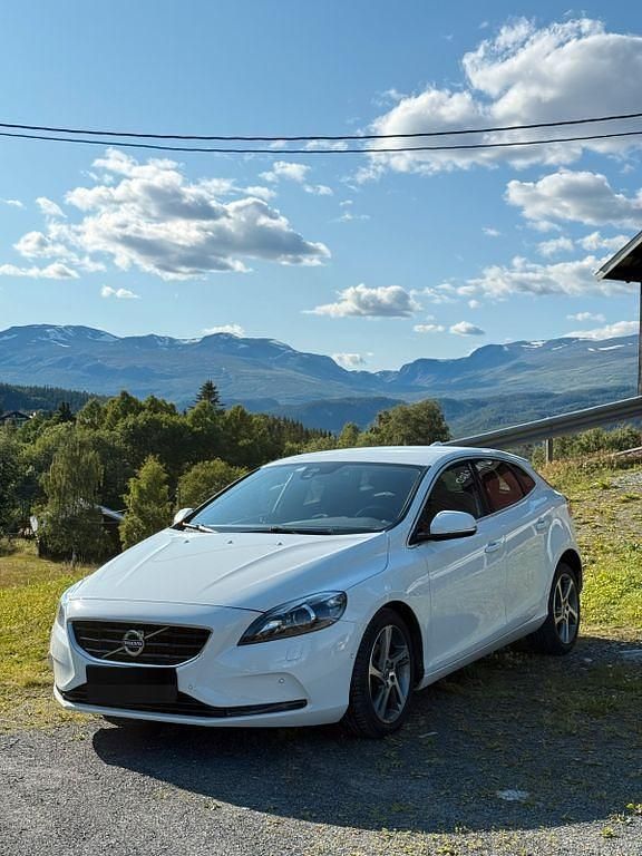 Weiß Gebraucht 2015 Volvo V40 Summum Kombi | 11.300 € (Fairer Preis) - Bild 1/4