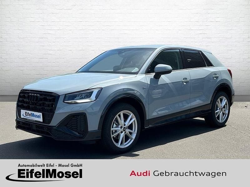 Grau Neu 2025 Audi Q2 S-Line SUV | 35.770 € (Guter Preis) - Bild 1/4