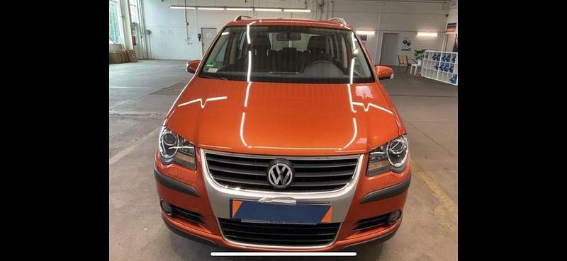 Rot Gebraucht 2008 VW Touran Cross Van / Kleinbus | 8.490 € (Fairer Preis) - Bild 1/4