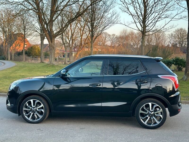 Schwarz Gebraucht 2016 Ssangyong Tivoli Sapphire SUV | 9.950 € (Fairer Preis) - Bild 1/4