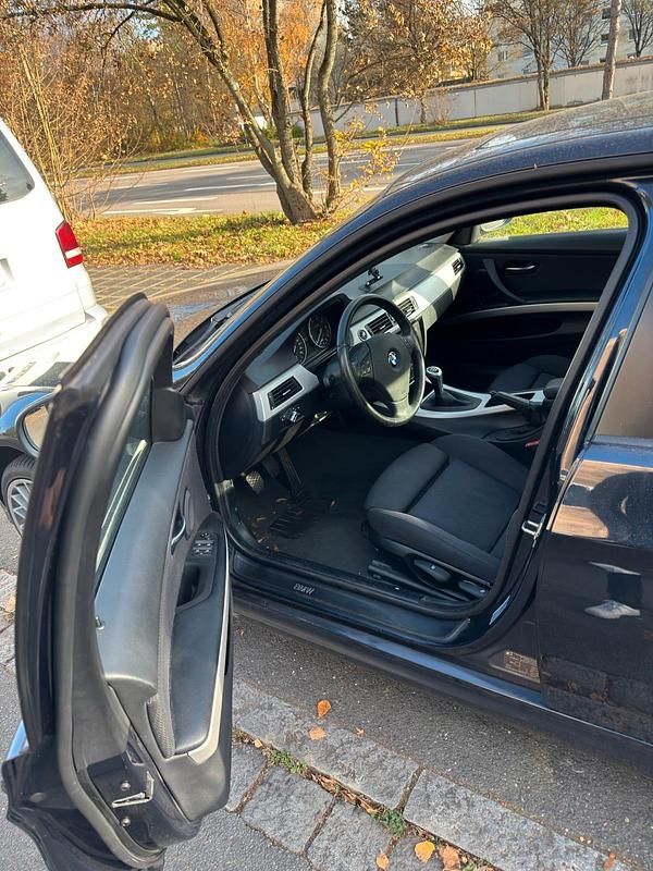 Gebraucht BMW 318 150 PS (110 kW) 2009 Blau Limousine