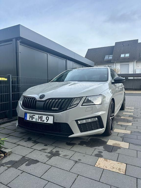 Grau Gebraucht 2018 Skoda Octavia RS Kombi | 18.800 € (Fairer Preis) - Bild 1/4