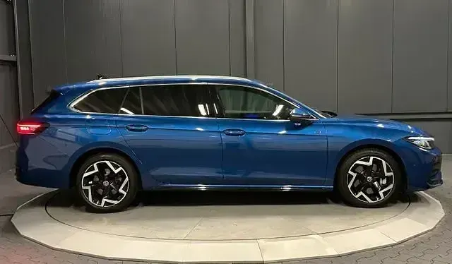 Gebraucht VW Passat R-line 193 PS (141 kW) 2025 Reef blue metallic Kombi