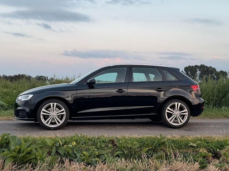 Schwarz Gebraucht 2020 Audi A3 Sportback Sport Limousine | 17.900 € (Guter Preis) - Bild 1/4