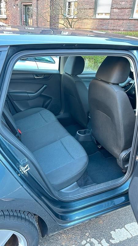 Gebraucht Skoda Rapid Active 90 PS (66 kW) 2018 Grau Kleinwagen