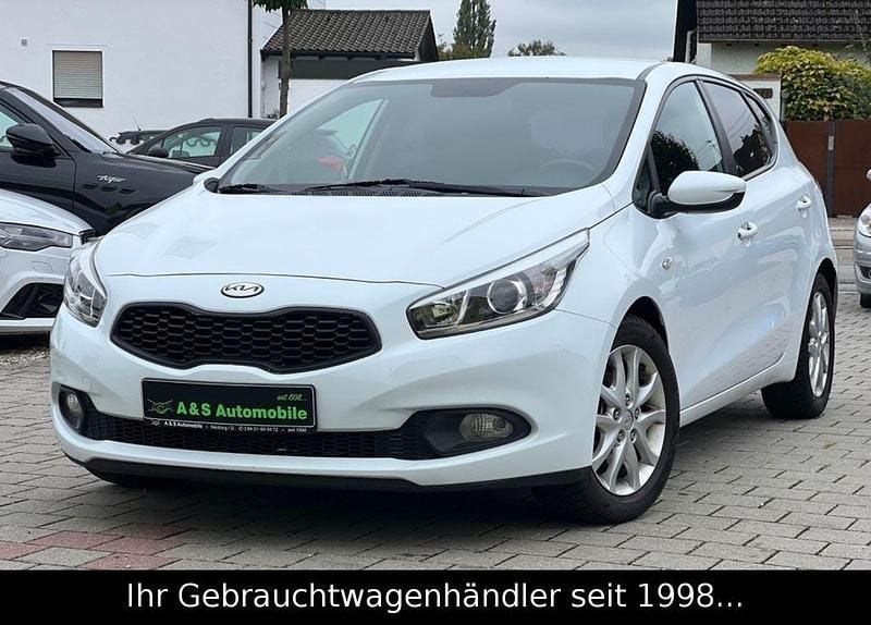 Weiß Gebraucht 2015 Kia Ceed Attract Limousine | 7.990 € (Fairer Preis) - Bild 1/4
