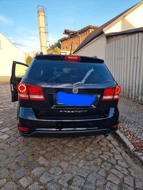 Andere außenfarben Gebraucht 2011 Fiat Freemont SUV | 5.999 € (Fairer Preis) - Bild 1/4