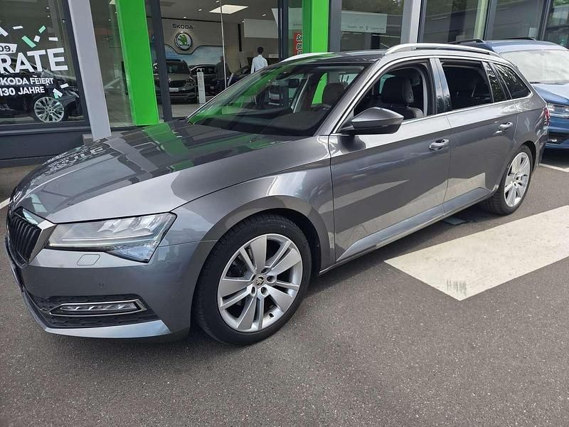 Grey (metallic) Gebraucht 2022 Skoda Superb Kombi | 28.880 € (Fairer Preis) - Bild 1/4