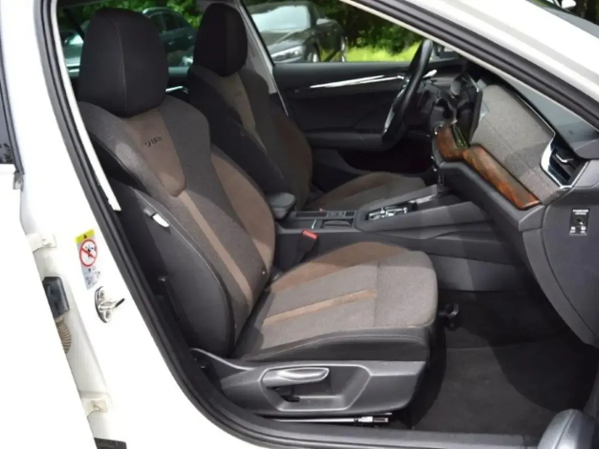 Gebraucht Skoda Octavia Comfort 150 PS (110 kW) 2022 Candyweiß Kombi