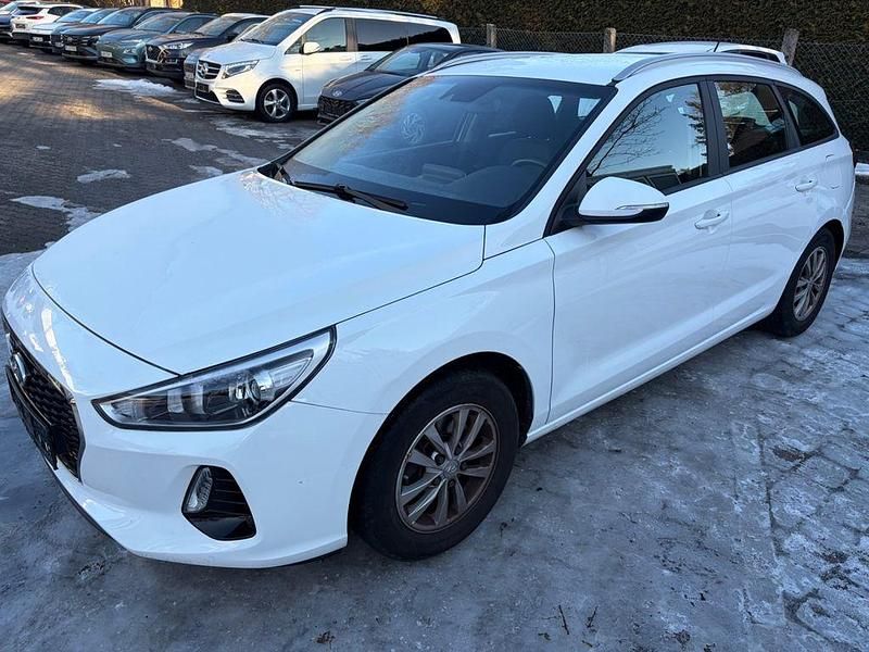 Gebraucht Hyundai i30 120 PS (88 kW) 2017 Weiß Limousine