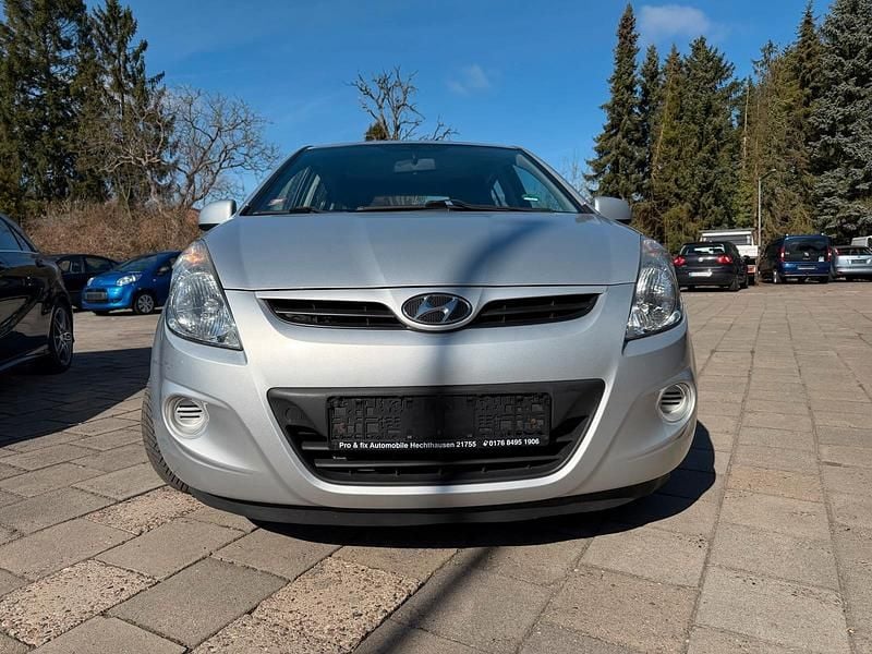 Gebraucht Hyundai i20 77 PS (56 kW) 2012 Silber Kleinwagen