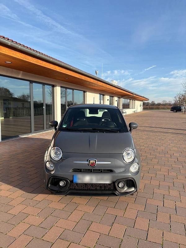Grau Gebraucht 2020 Abarth 595 Kleinwagen | 17.000 € (Fairer Preis) - Bild 1/4
