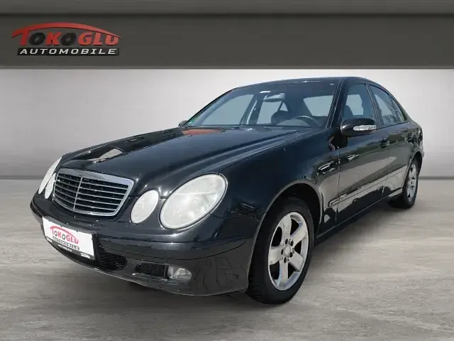 Usado Mercedes E200 122 CV (89 kW) 2005 Negro Berlina