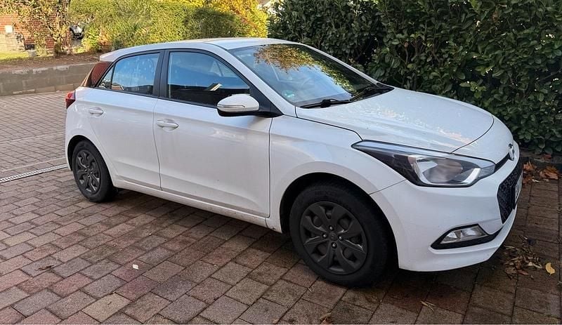 Weiß Gebraucht 2017 Hyundai i20 Active Limousine | 7.500 € (Guter Preis) - Bild 1/4