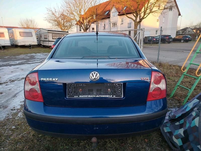 Blau Gebraucht 2000 VW Passat Limousine | 1.599 € (Guter Preis) - Bild 1/4