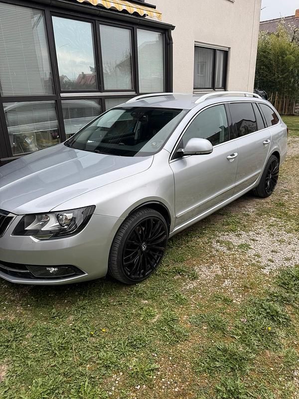 Silber Gebraucht 2014 Skoda Superb Kombi | 10.400 € (Fairer Preis) - Bild 1/4