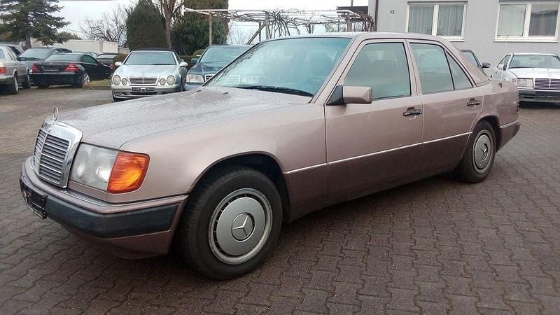 Gold Gebraucht 1993 Mercedes E300 Limousine | 13.900 € - Bild 1/4