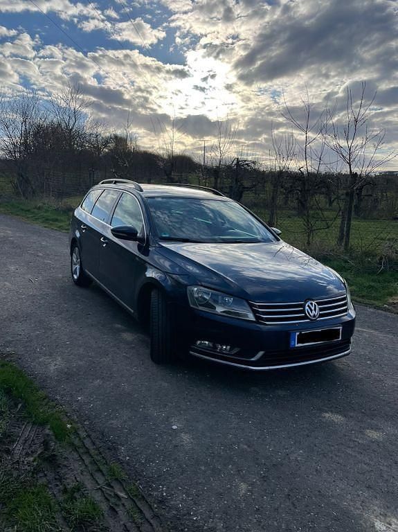 Gebraucht VW Passat 140 PS (102 kW) 2011 Blau Kombi