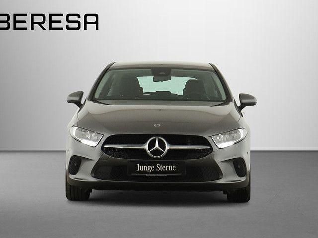 Grau Gebraucht 2022 Mercedes A180 Kleinwagen | 27.280 € (Fairer Preis) - Bild 1/4