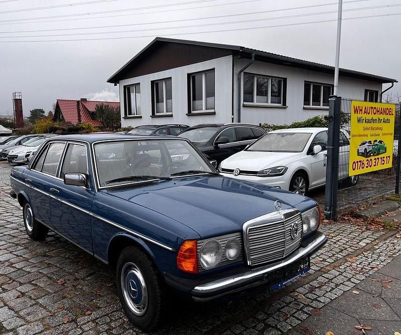 Blau Gebraucht 1981 Mercedes E230 Limousine | 9.950 € - Bild 1/4