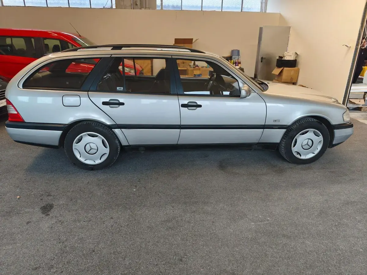 Gebraucht Mercedes C180 Classic 122 PS (89 kW) 1997 Silber Kombi