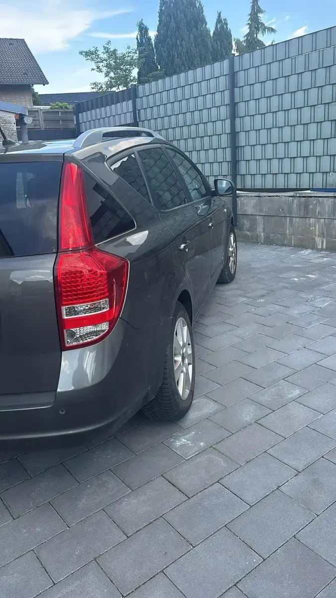 Usado Kia Ceed 90 CV (66 kW) 2011 Gris Utilitario
