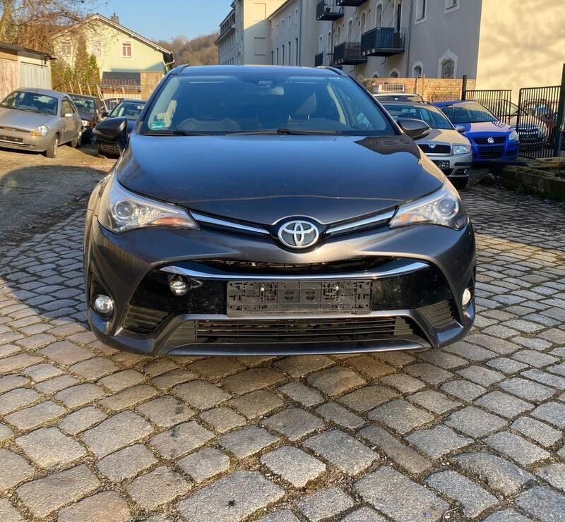 Grau Gebraucht 2018 Toyota Avensis Edition-S Kombi | 7.999 € - Bild 1/4