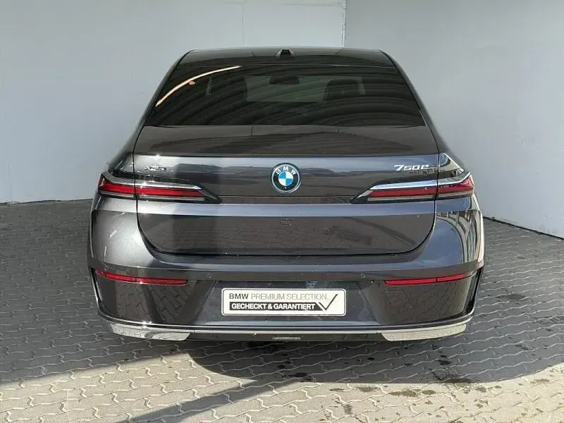 Gebraucht BMW 750e 489 PS (359 kW) 2025 Grau Limousine