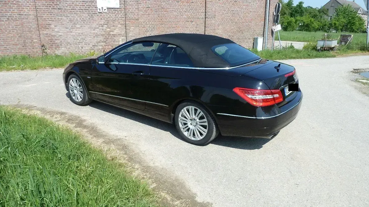 Gebraucht Mercedes E200 184 PS (135 kW) 2010 Schwarz Cabrio