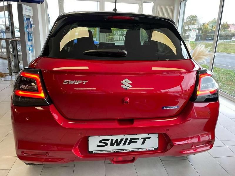 Neu Suzuki Swift 83 PS (61 kW) 2025 Burn.red / black Kleinwagen