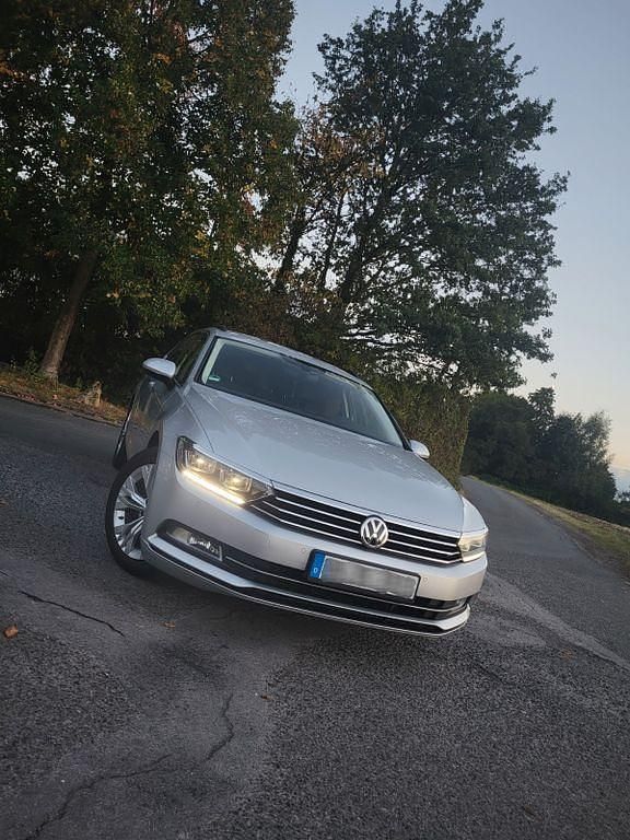 Silber Gebraucht 2016 VW Passat Comfortline Kombi | 10.599 € (Fairer Preis) - Bild 1/4