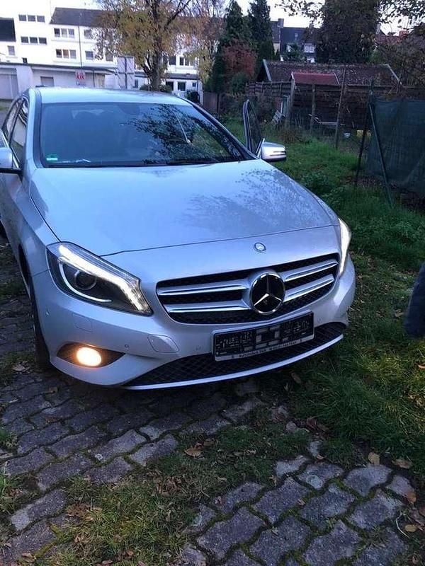 Gebraucht 2013 Mercedes A180 Urban Limousine | 8.800 € (Guter Preis) - Bild 1/4