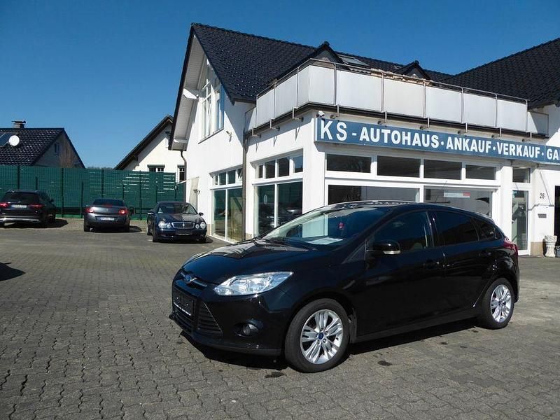 Schwarz Gebraucht 2011 Ford Focus Trend Limousine | 6.000 € (Etwas zu teuer) - Bild 1/4