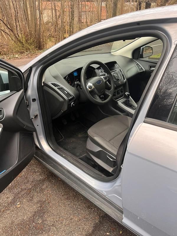 Gebraucht Ford Focus 105 PS (77 kW) 2011 Grau Kombi