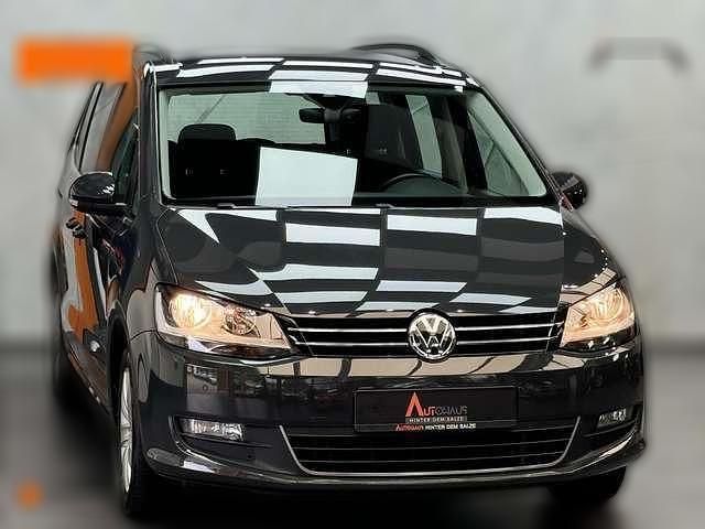 Grau Gebraucht 2022 VW Sharan Comfortline Van / Kleinbus | 26.730 € (Etwas zu teuer) - Bild 1/4