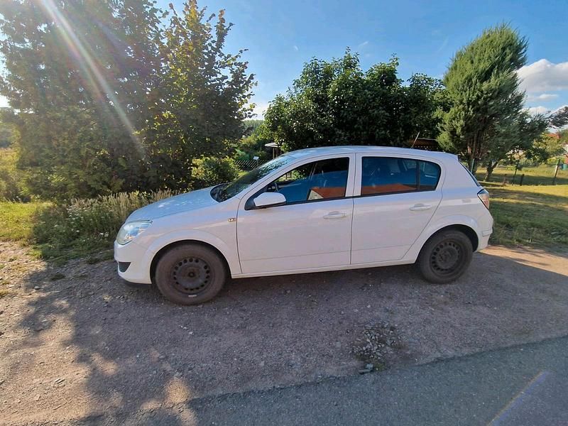 Weiß Gebraucht 2009 Opel Astra Limousine | 2.100 € (Fairer Preis) - Bild 1/4