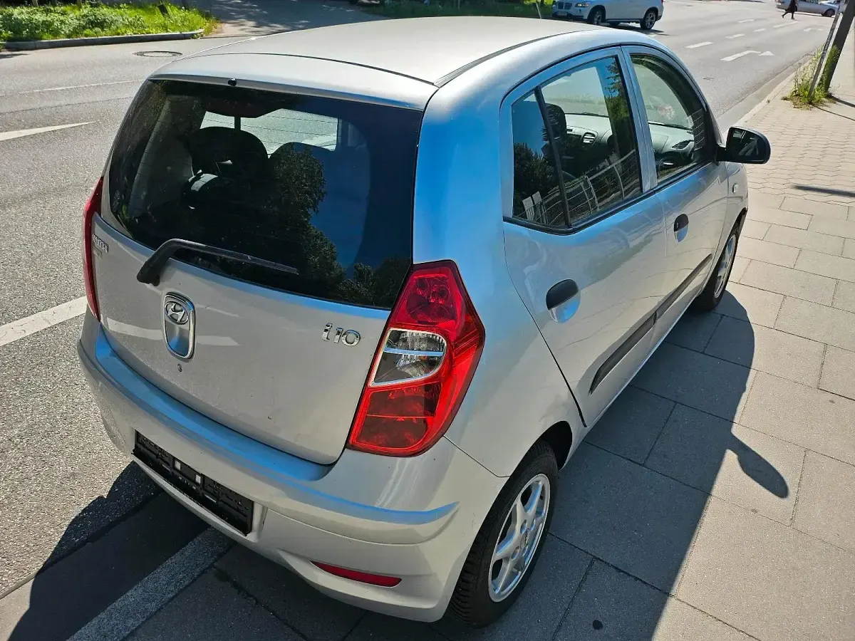 Gebraucht Hyundai i10 69 PS (50 kW) 2012 Silber Kleinwagen
