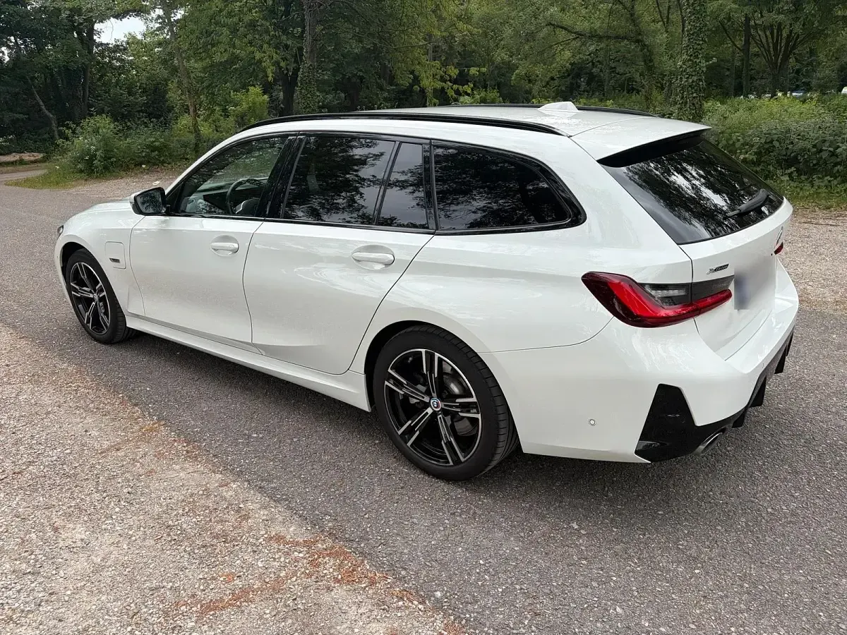 Gebraucht BMW 330e Efficient Dynamics 292 PS (214 kW) 2023 Weiß Kombi