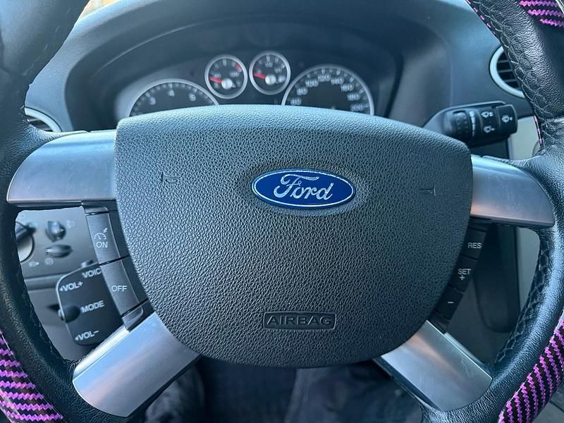 Usado Ford Focus ST 100 CV (73 kW) 2007 Negro Berlina