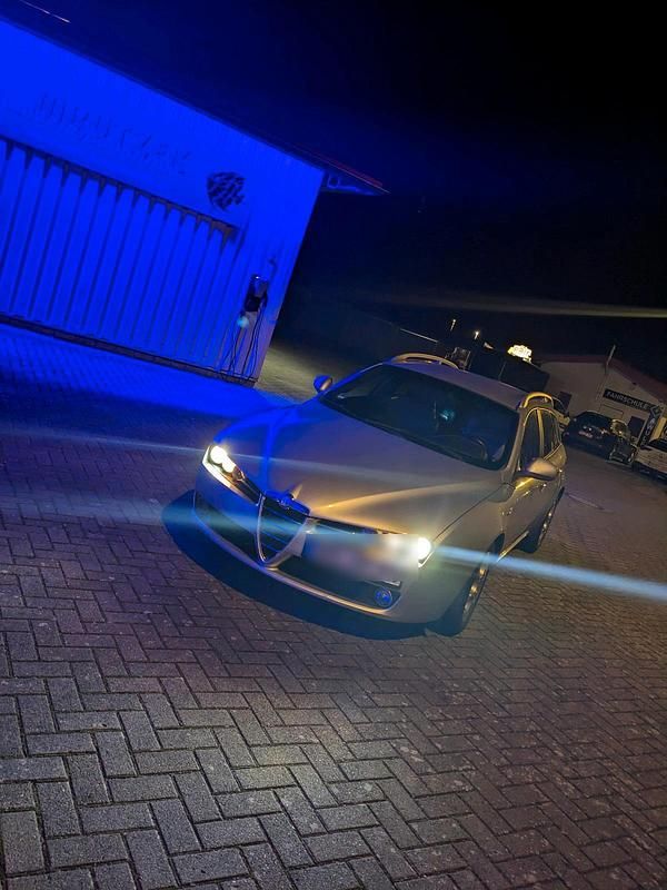 Silber Gebraucht 2011 Alfa Romeo 159 Kombi | 3.500 € (Fairer Preis) - Bild 1/1