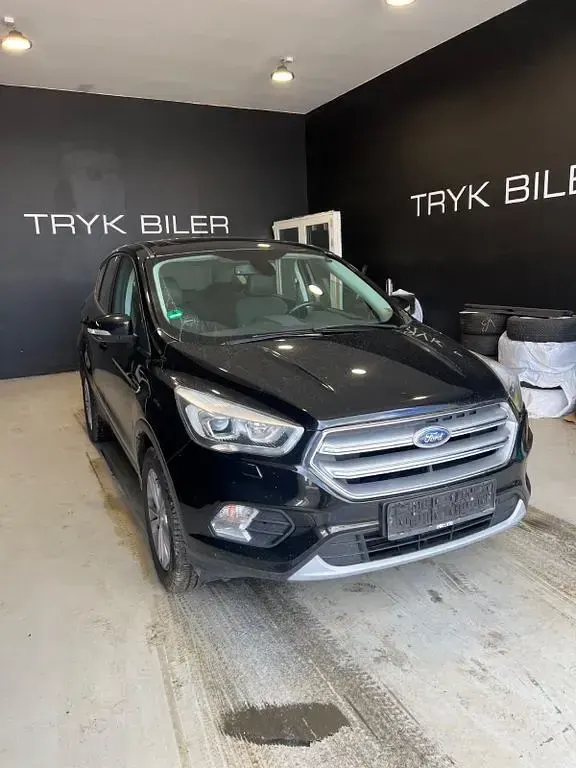 Gebraucht Ford Kuga Titanium 120 PS (88 kW) 2018 Schwarz SUV