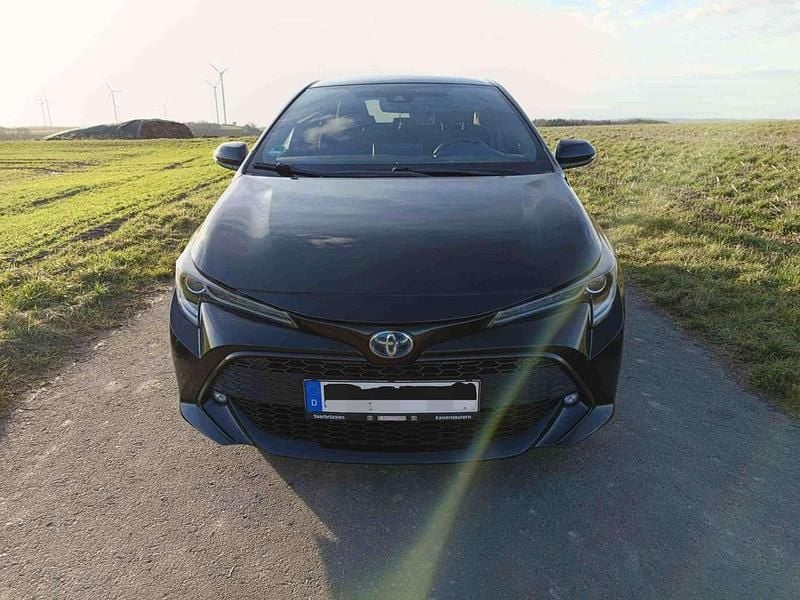 Schwarz Gebraucht 2021 Toyota Corolla Hybrid Team Kleinwagen | 19.000 € (Fairer Preis) - Bild 1/4
