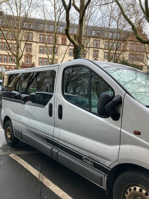 Second-hand Renault Trafic 101 CP (74 kW) 2003 Argintiu Monovolum