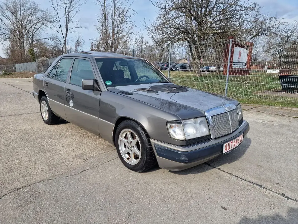 Gebraucht Mercedes E220 150 PS (110 kW) 1992 Grau Limousine