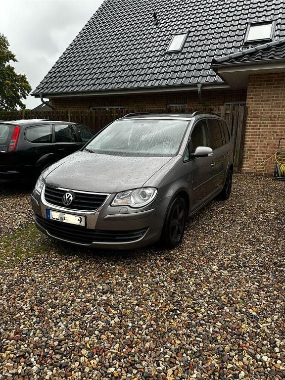 Grau Gebraucht 2010 VW Touran Van / Kleinbus | 4.600 € (Fairer Preis) - Bild 1/4