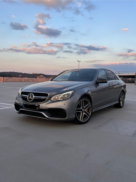 Grau Gebraucht 2014 Mercedes E63 AMG AMG Limousine | 43.000 € (Fairer Preis) - Bild 1/4