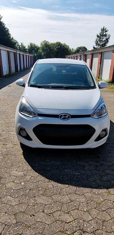 Weiß Gebraucht 2016 Hyundai i10 Passion Kleinwagen | 6.500 € (Guter Preis) - Bild 1/4