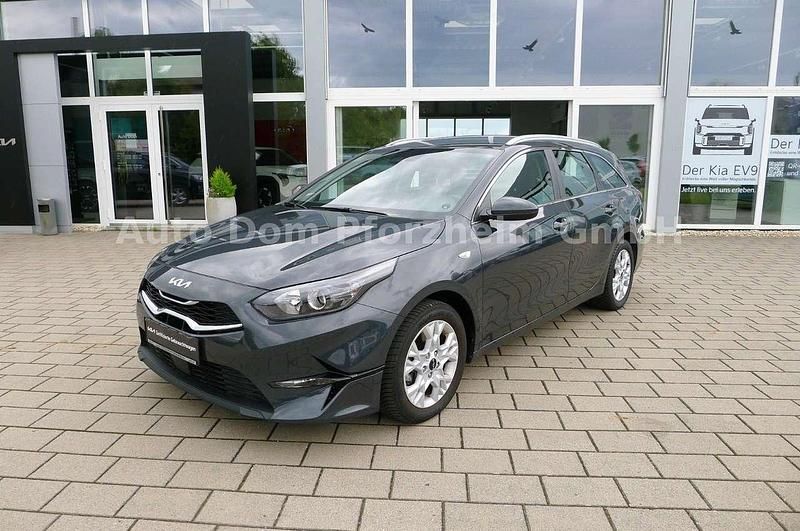 Grau Gebraucht 2024 Kia Ceed Sportswagon Comfort Kombi | 23.280 € (Superpreis) - Bild 1/4