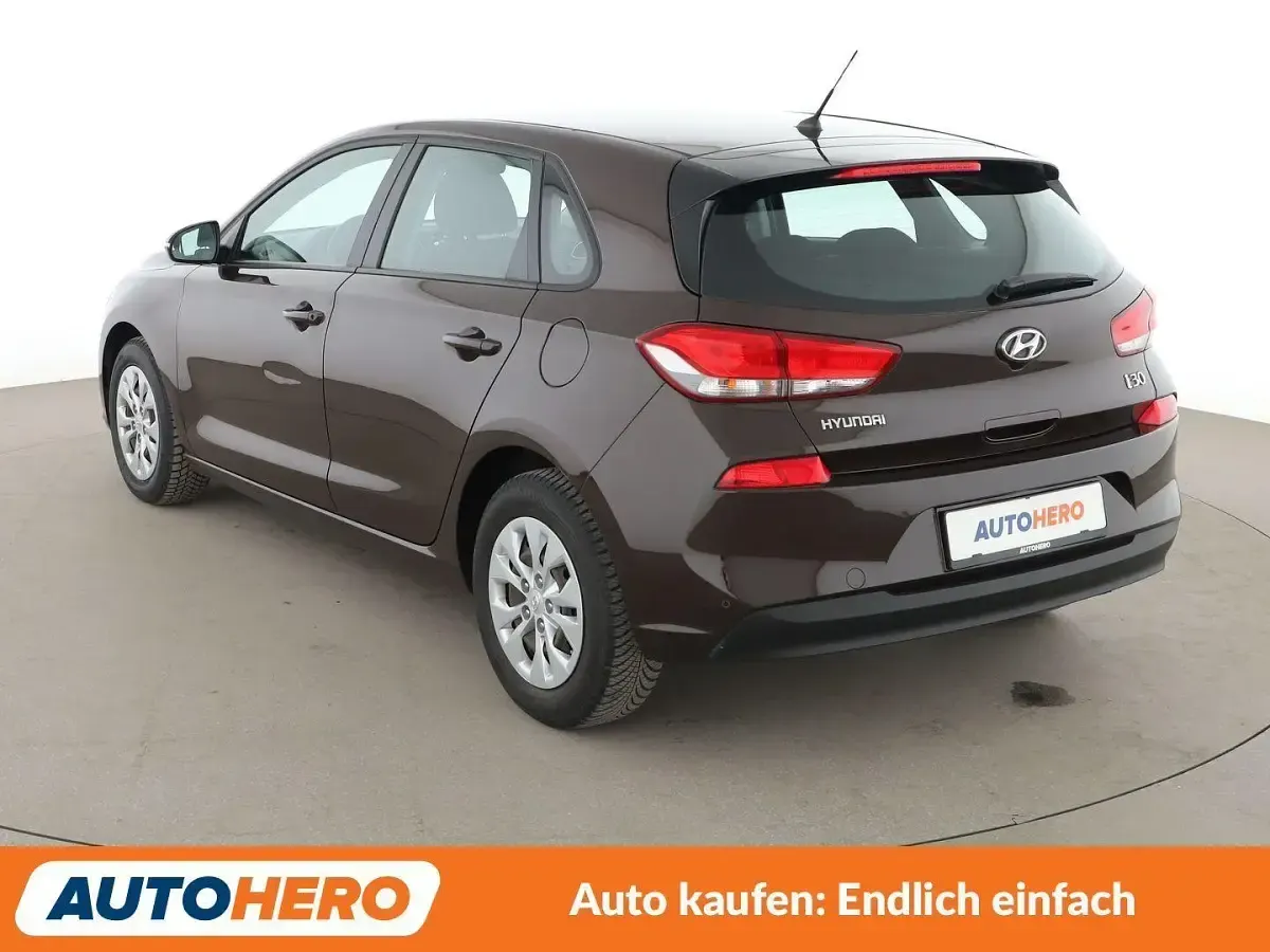 Gebraucht Hyundai i30 Select 120 PS (88 kW) 2018 Braun Limousine