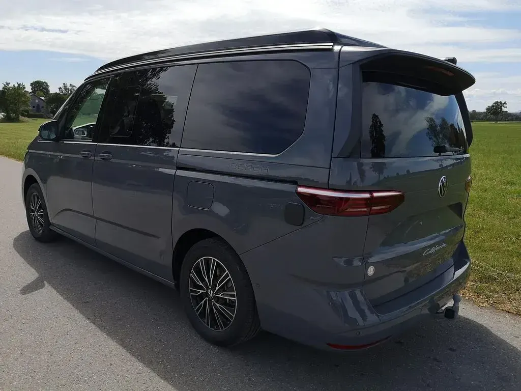 Neu VW California Beach 150 PS (110 kW) 2026 Grau Van